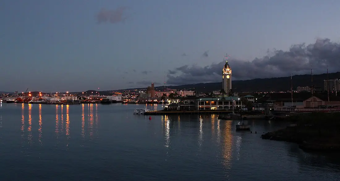 ALOHA TOWER at dawn (15523894497)