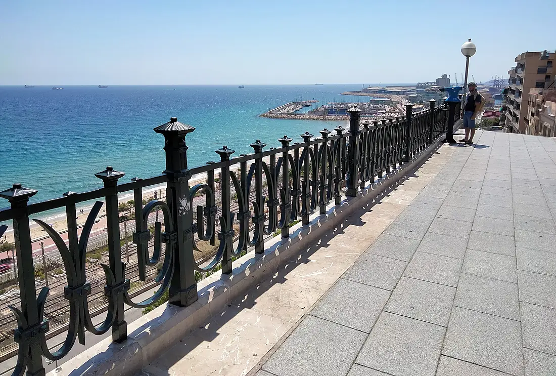 22 El Balcó del Mediterrani (Tarragona), al fons el port esportiu