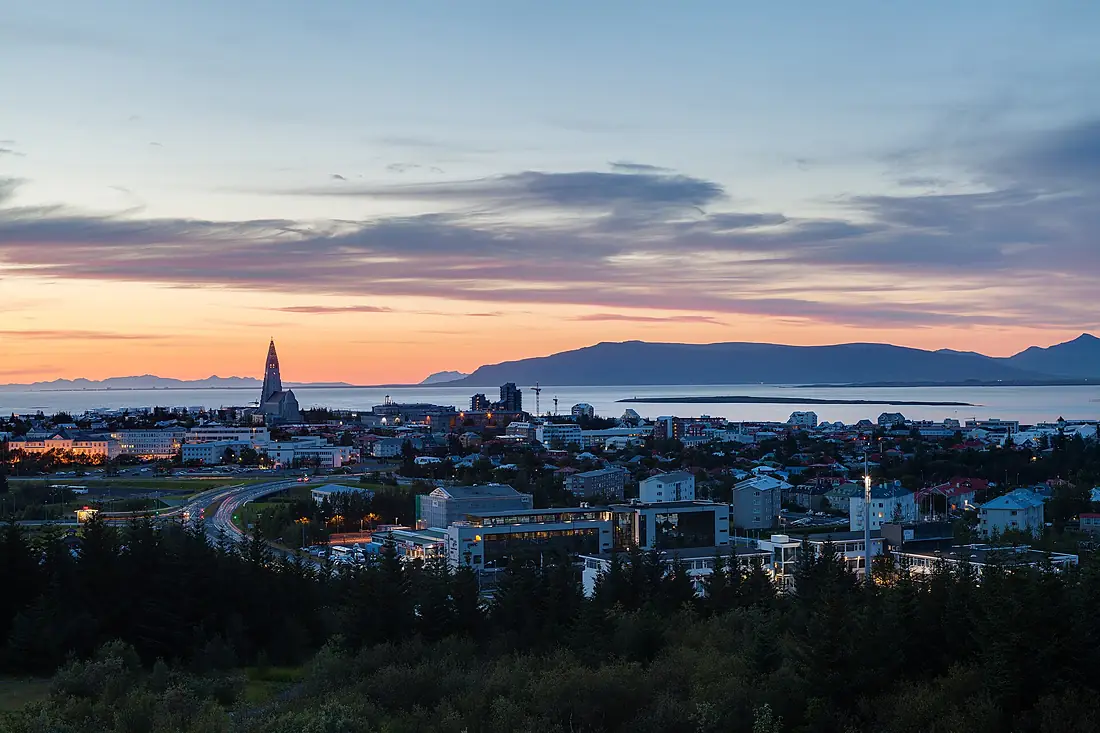 Vista de Reikiavik desde Perlan, Distrito de la Capital, Islandia, 2014-08-13, DD 140-142 HDR