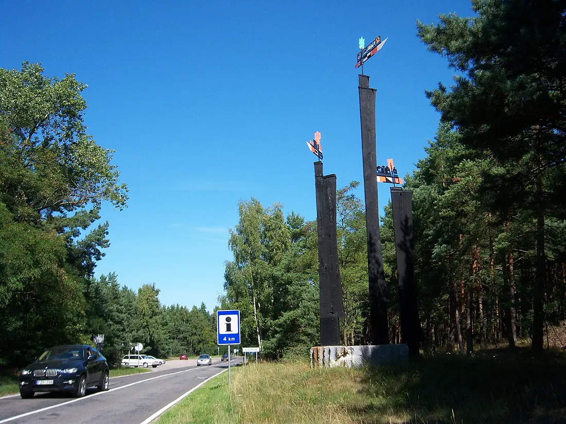 Rodyklė „Burės“ su vėtrungėmis, Smiltynė