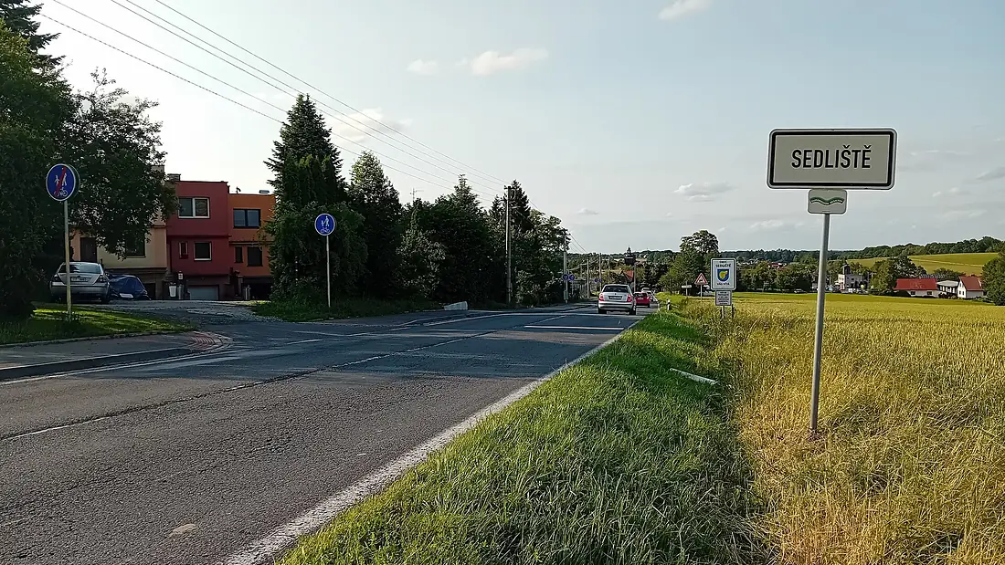 Sedliště, vjezd do obce (červen 2025)