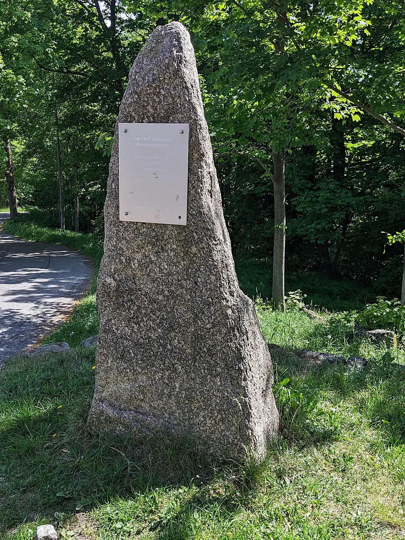 Bramberk - památník zakoupení rozhledny (stav květen 2026)