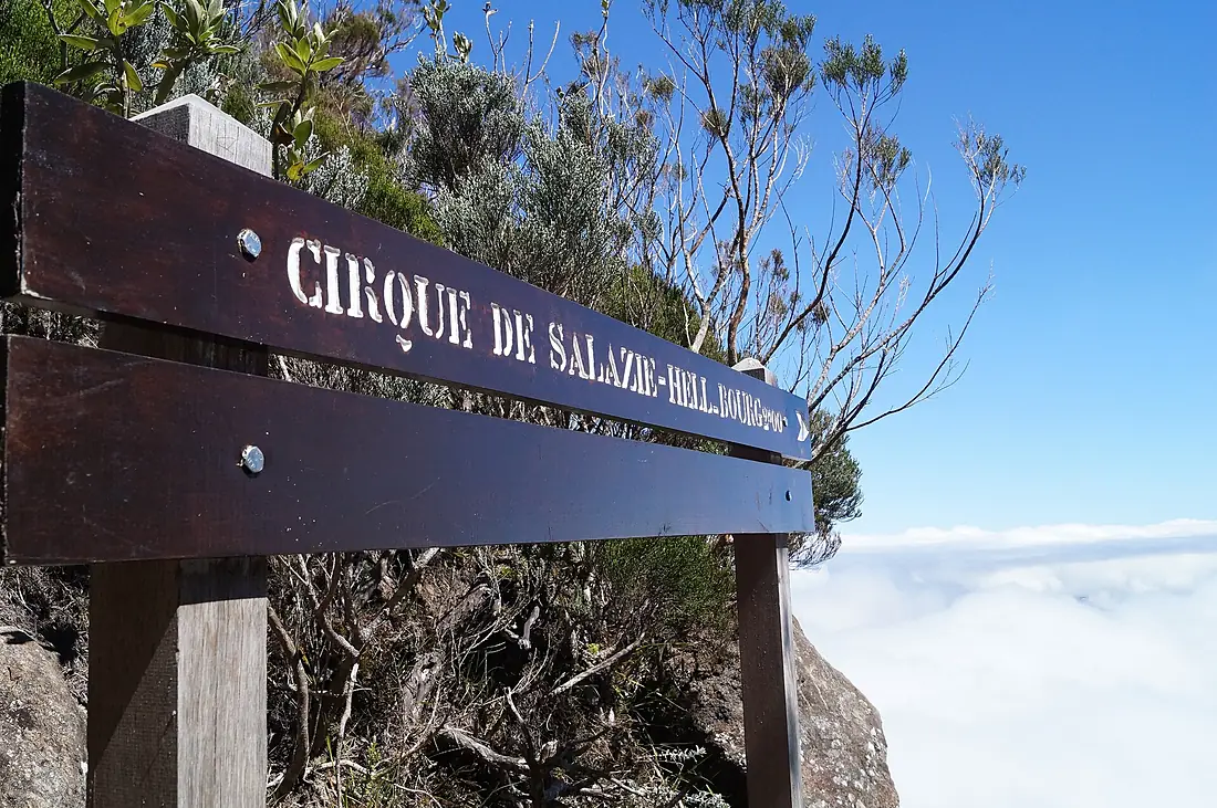 Le cap Anglais, descente vers Salazie, Hell Bourg - panoramio