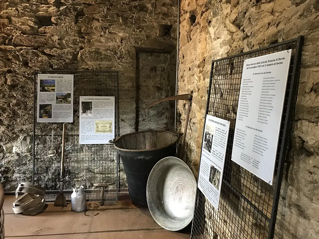 Dervio - torre di Orezia mostra dal fieno al formaggio