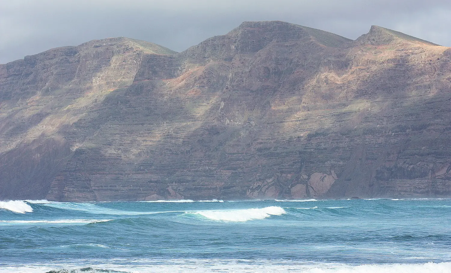 La Caleta de Famara (Teguise), view to the Risco de Famara, image 2