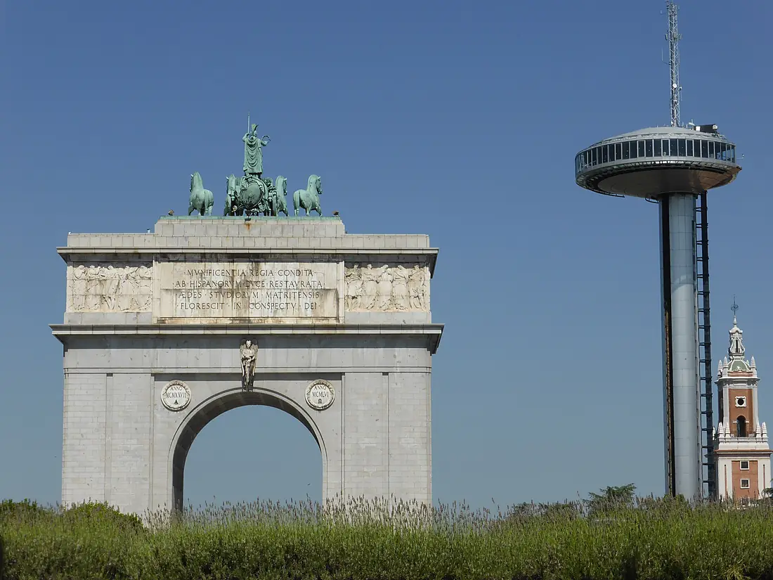 Arco de triunfo, torre mirador Faro de Moncloa, y torre del Museo de América, Madrid, España