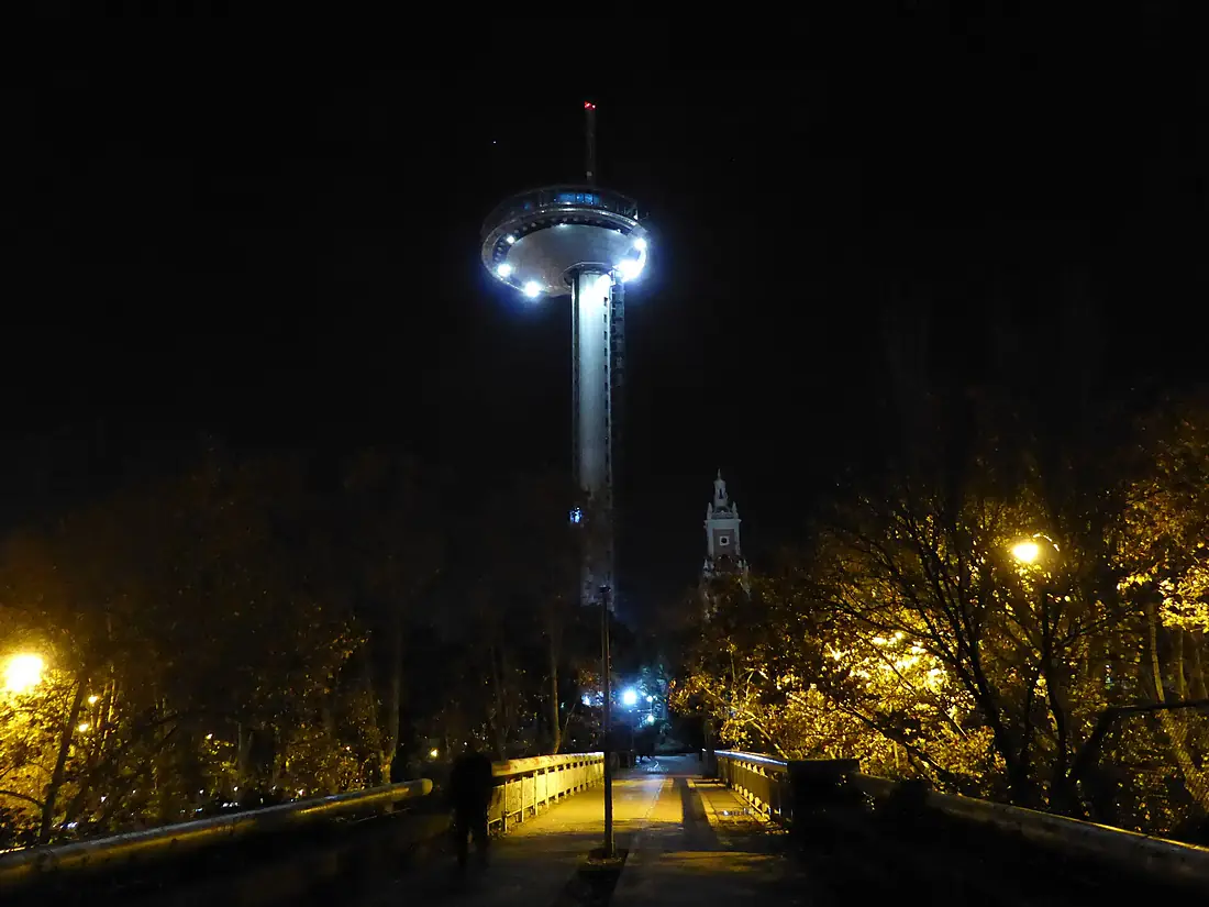 De noche, la torre-mirador Faro de Moncloa, Madrid, España, Spain