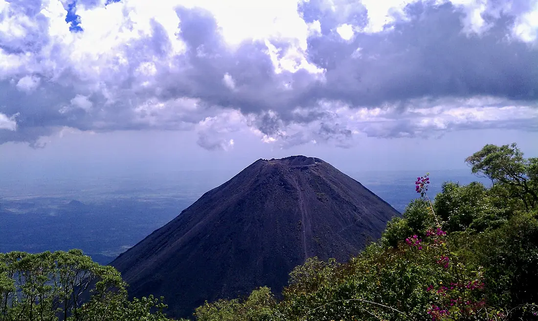 Volcan de Izalco desde mirador del Hotel - panoramio