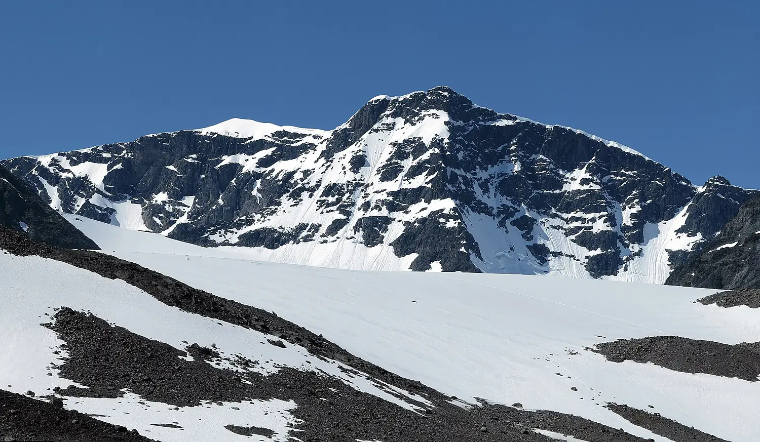 Kebnekaise viewed from Tarfala valley - narrower crop