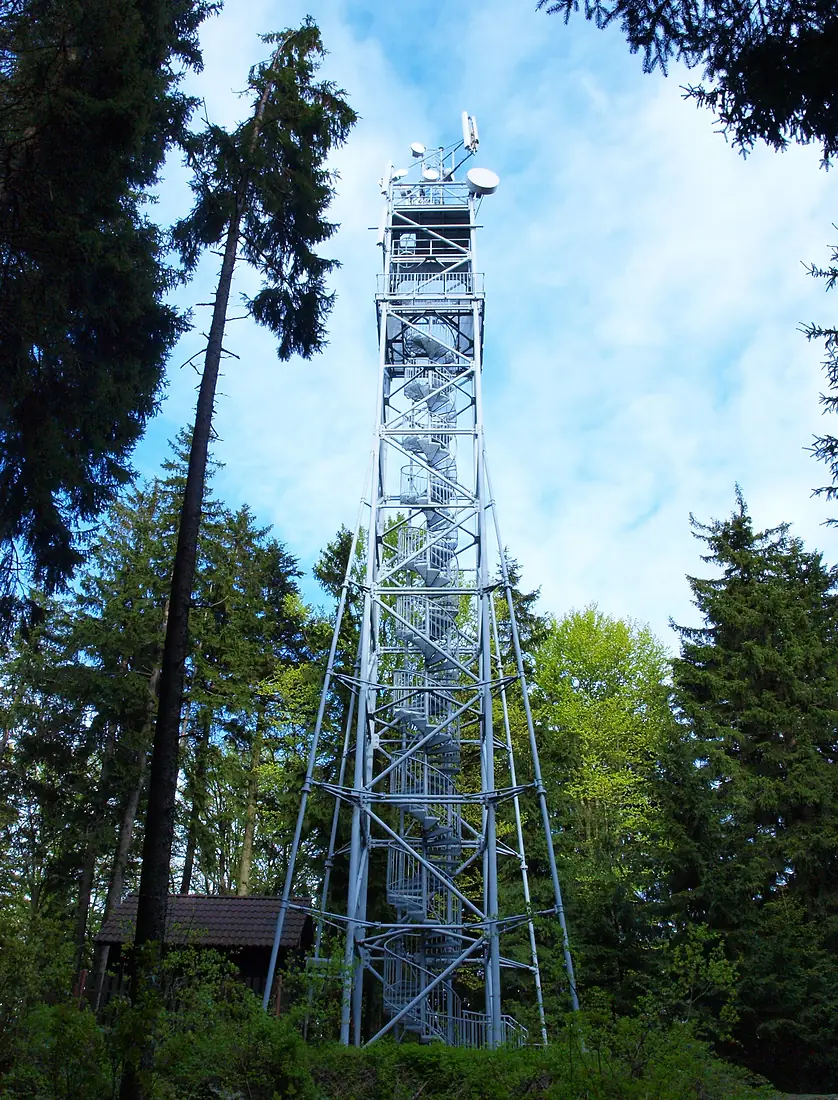 Radiotelekomunikační stožár na vrcholu Kraví hory v Novohradských horách
