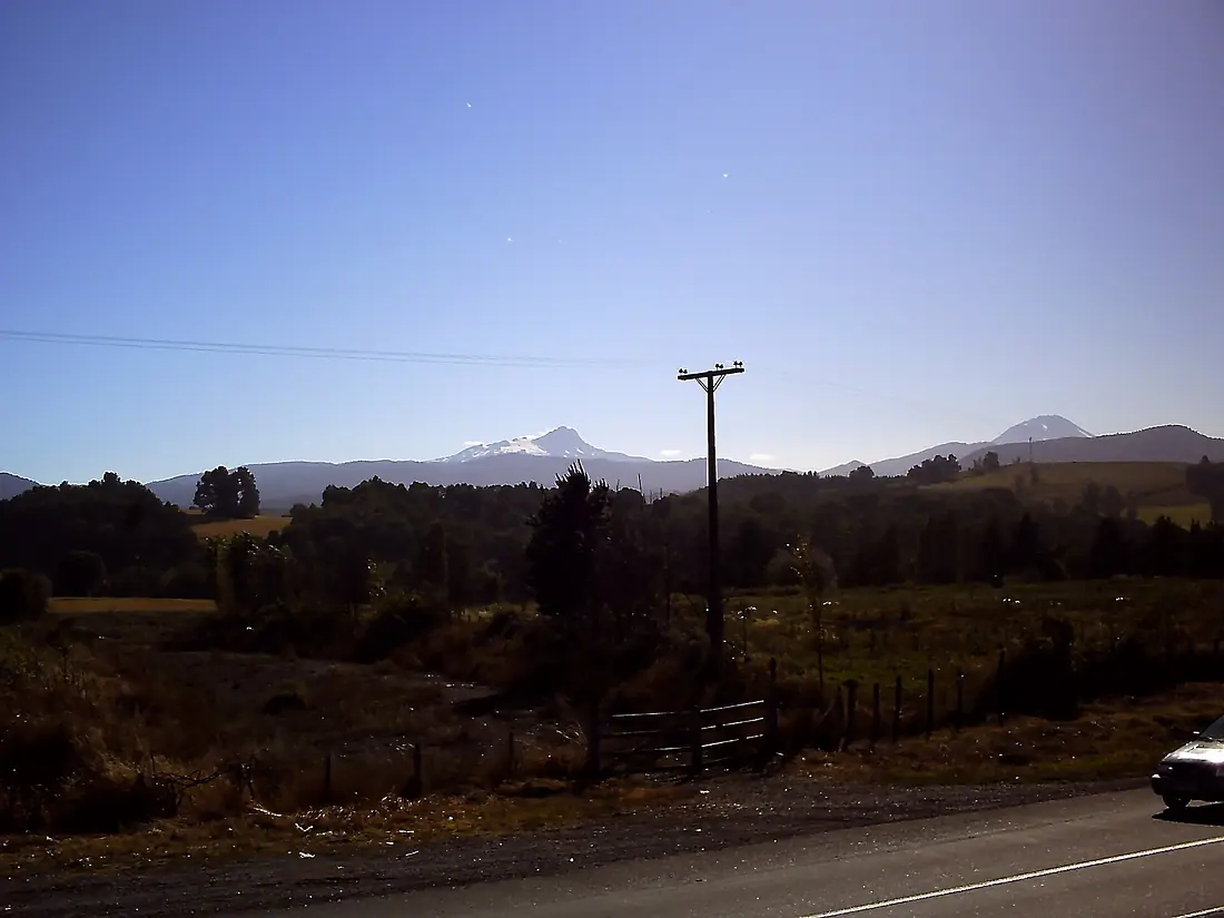 A la izquierda, cumbres de Sierra Nevada y a la derecha, Volcán Llaima - panoramio