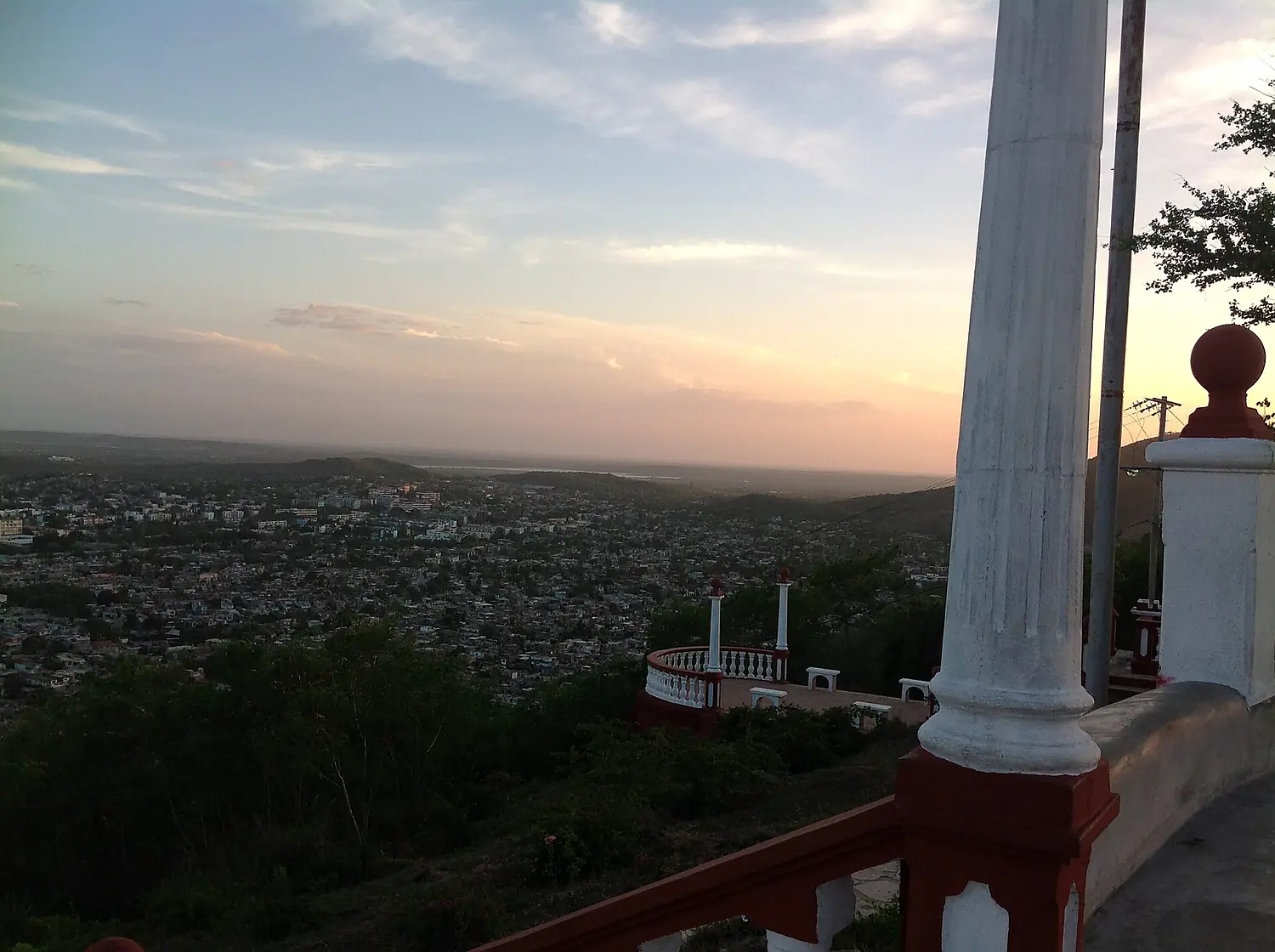 Holguín desde el mirador de la Cruz, Presa guirabo al fondo - panoramio
