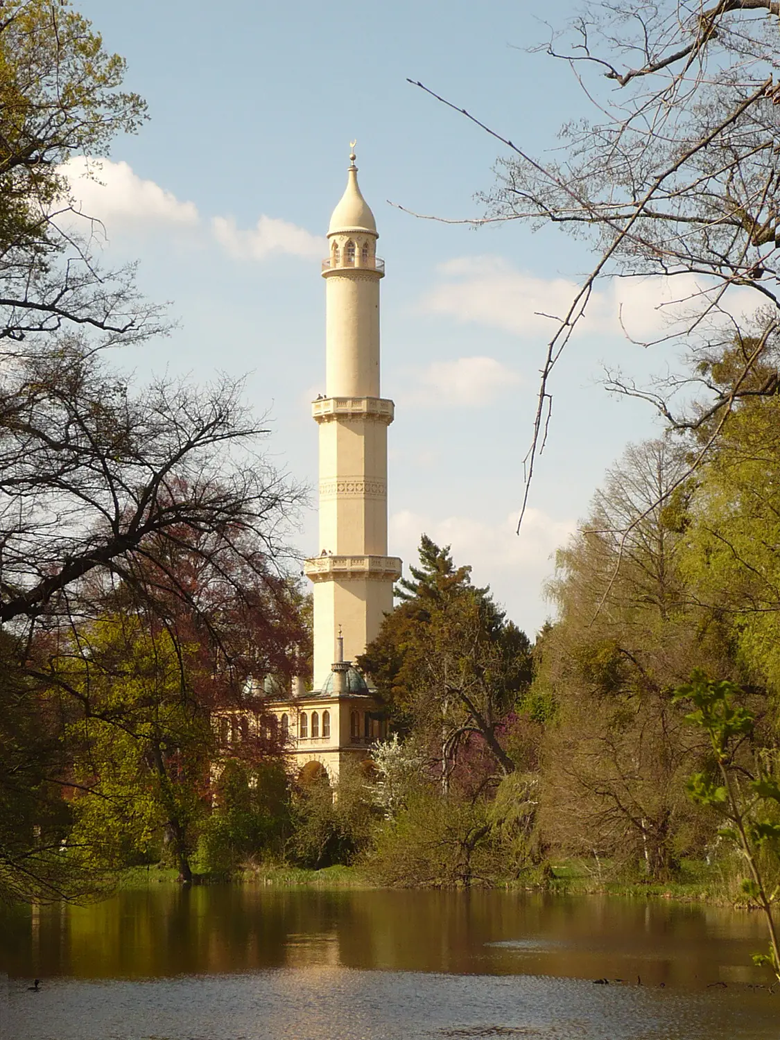 Minaret in Lednice - se stromy