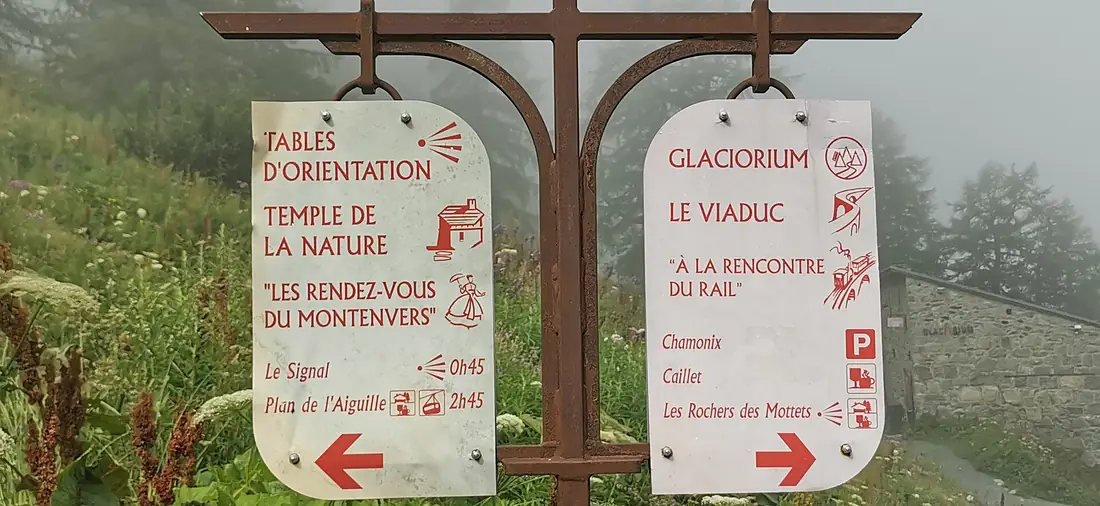 FRA — Région Auvergne-Rhône-Alpes — Département Haute-Savoie — commune de Chamonix-Mont-Blanc — 35 place de la Mer de Glace (panneaux physique) — 2024-07-22 Mattes