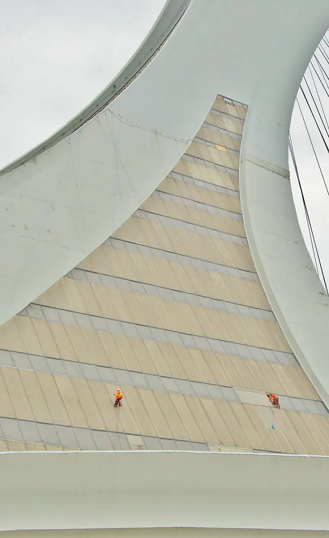 Braves ouvriers travaillant à la restauration de la tour du Stade Olympique de Montréal - panoramio