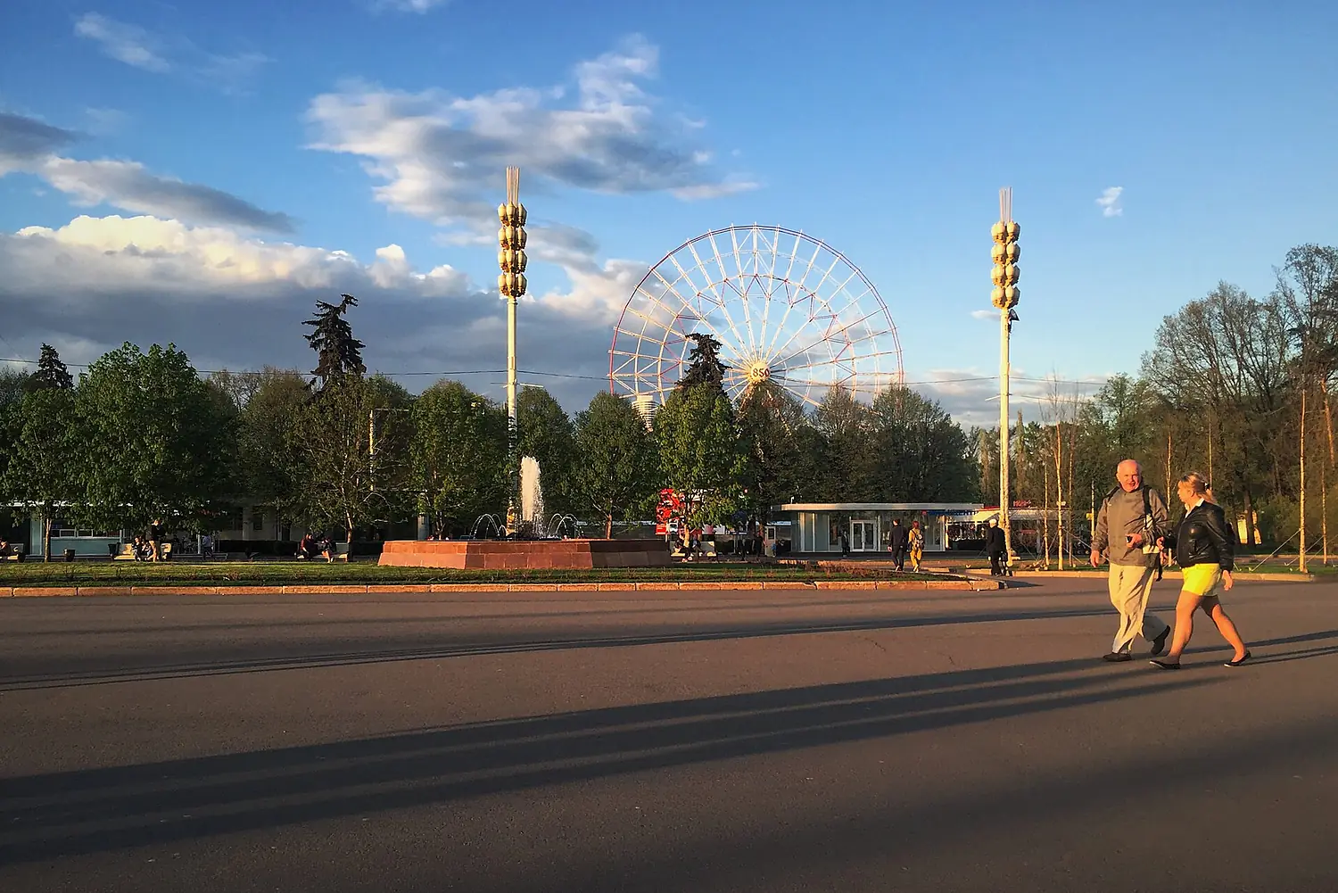 Moscow, VDNKh, Central Alley and ferris wheel (31267689226)