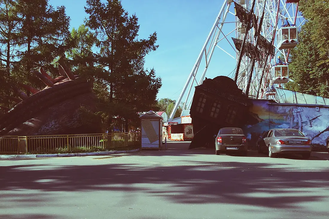 Moscow, VDNKh, base of the ferris wheel (22160458032)