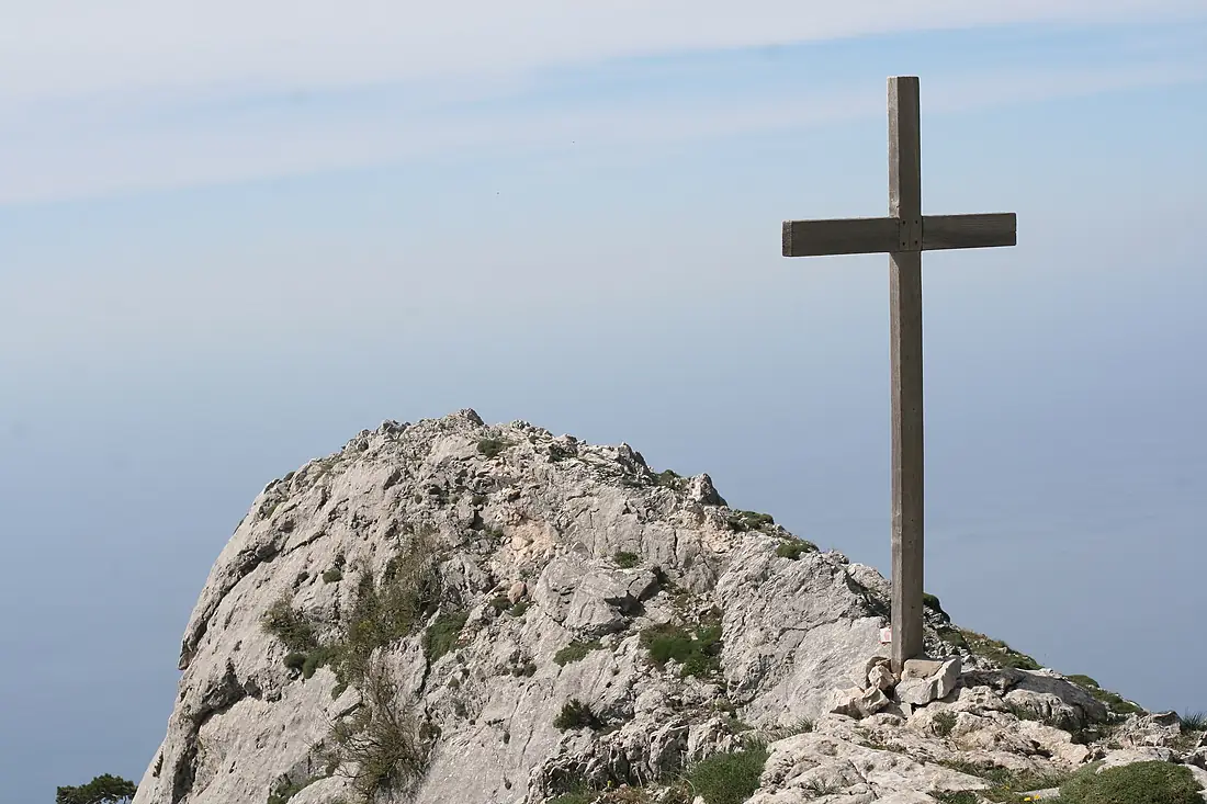 A cross, walking up Athos peak