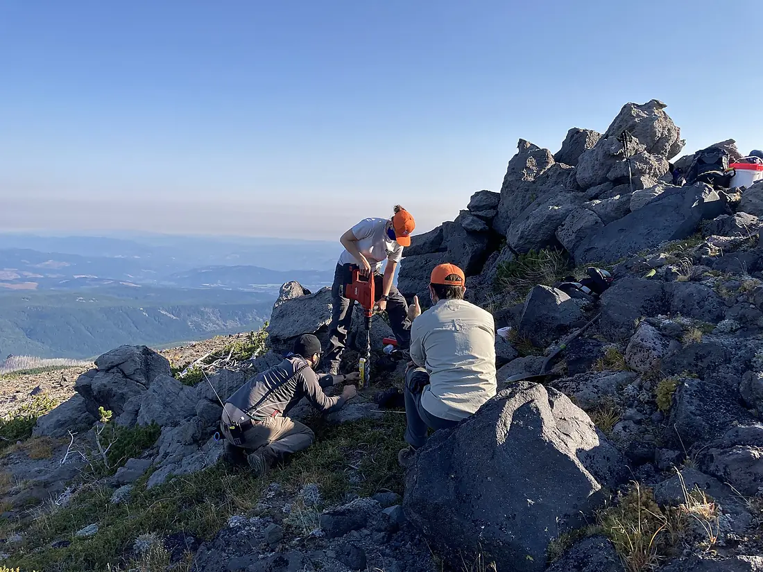 Installation-gps-mast-station-brsp-mount-hood