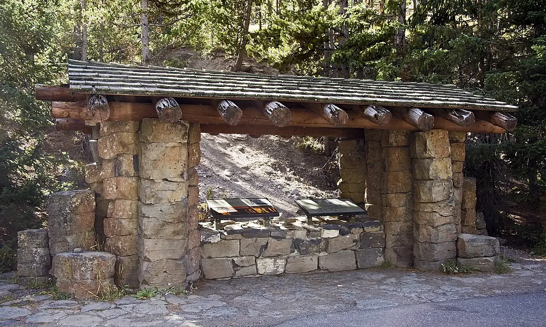 Obsidian Cliff kiosk YNP1