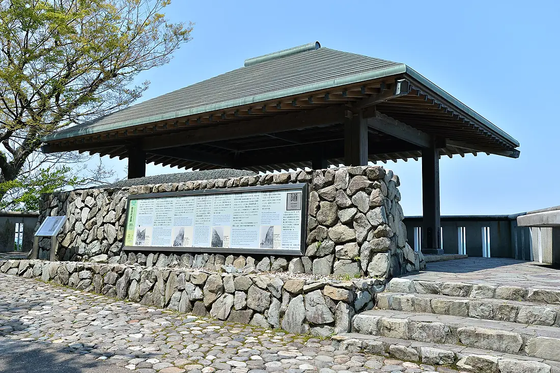 Arbor on Oyashirazu Community Road (Itoigawa City, Niigata Prefecture) 01