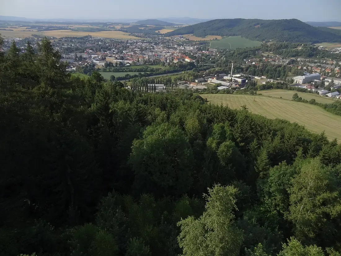Moravská Třebová - jižní a východní část města a kopce Rychnovský vrch (vlevo v pozadí), Dubina (uprostřed) a Třebovské hradisko (vlevo) z rozhledny Pastýřka (2)