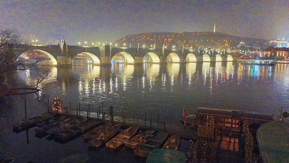 Karlův most a Petřín v noci, Praha 1, Česká republika
