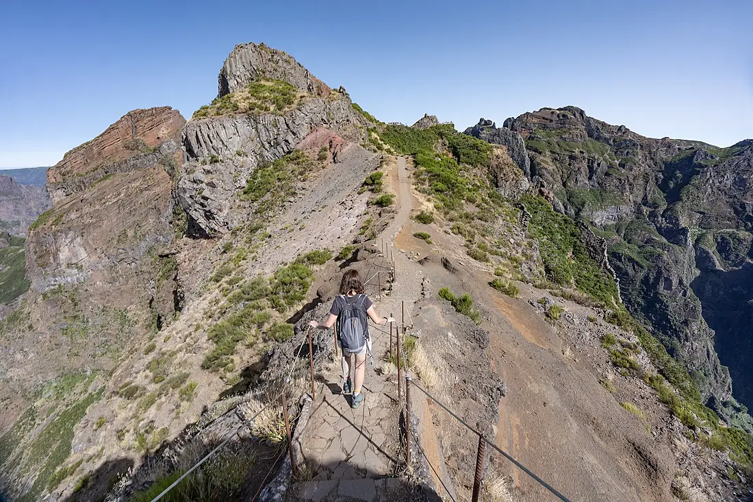 Górski szlak pieszy PR1 z Pico Arreiro do Pico Ruivo - Vereda do Areeiro - Madeira, Portugalia, sierpień 2022