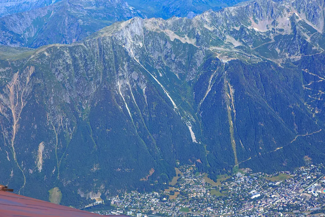 Up Aiguille du Midi - le Brevent (2525m) at center, refuge de bel Lachat at left, spiral trail down into Chamonix (10975558325)