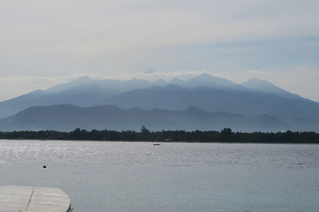 20160317084058 - Gunung Rinjani from the ferry terminal at Gili Meno. Clear summit for once (25550662640)