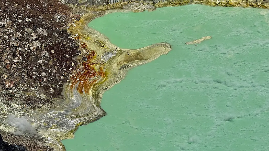 Ilamatepec Lake closeup