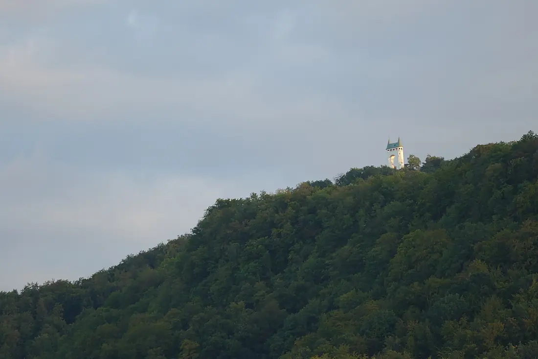 Der Pfullinger Schönbergturm mit Aussichtsplattform (Spitzname "Pfullinger Unterhose")
