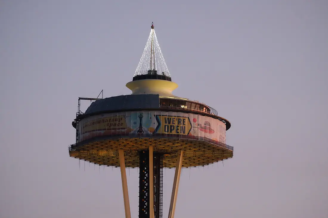 Scaffold on Space Needle during 2017 renovation 06