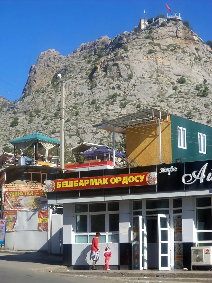 Заведение "Бешбармак ордосу" у подножия Сулайман-Тоо