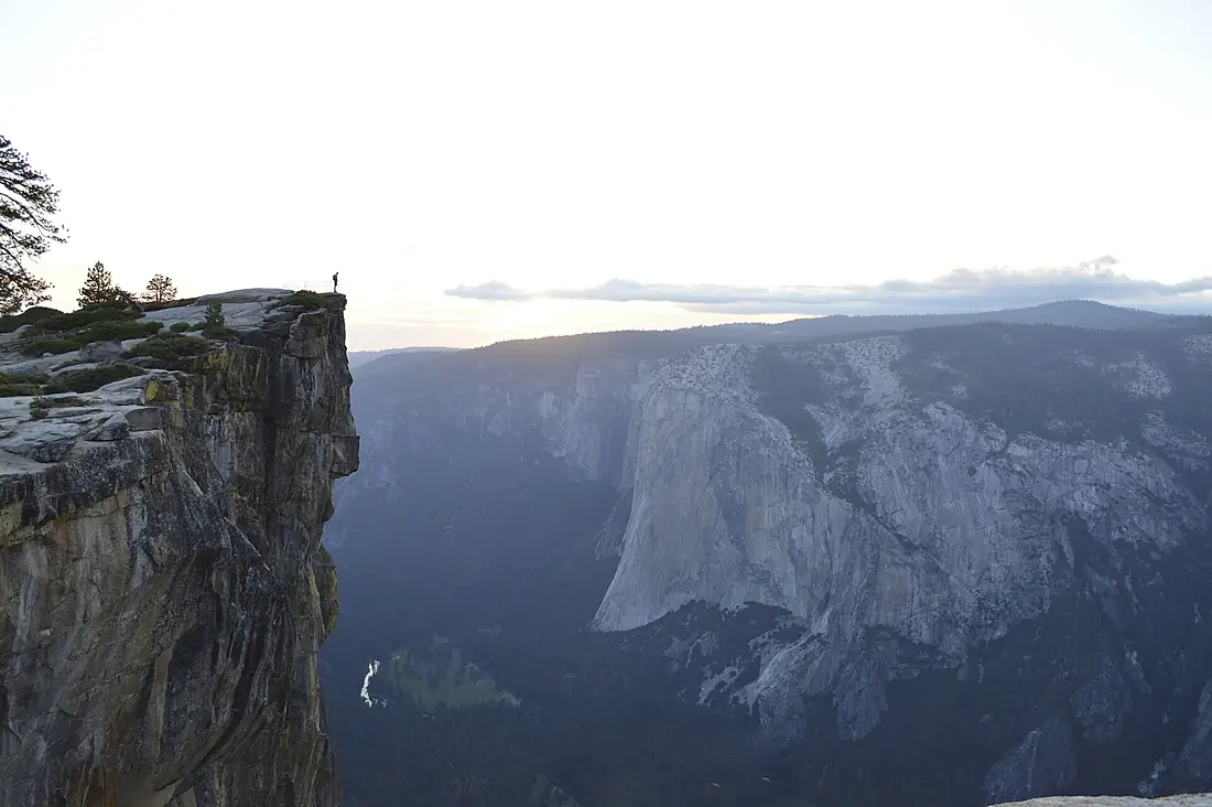 Taft Point, Yosemite Valley (Unsplash xS-lvhpiJNM)