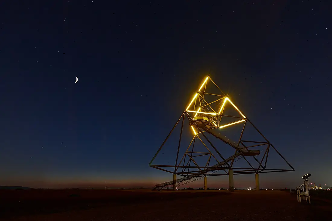 Tetraeder zur blauen Stunde, Bottrop (NRW, DE) – BBF 02 1II 0434 von Anil Öztas