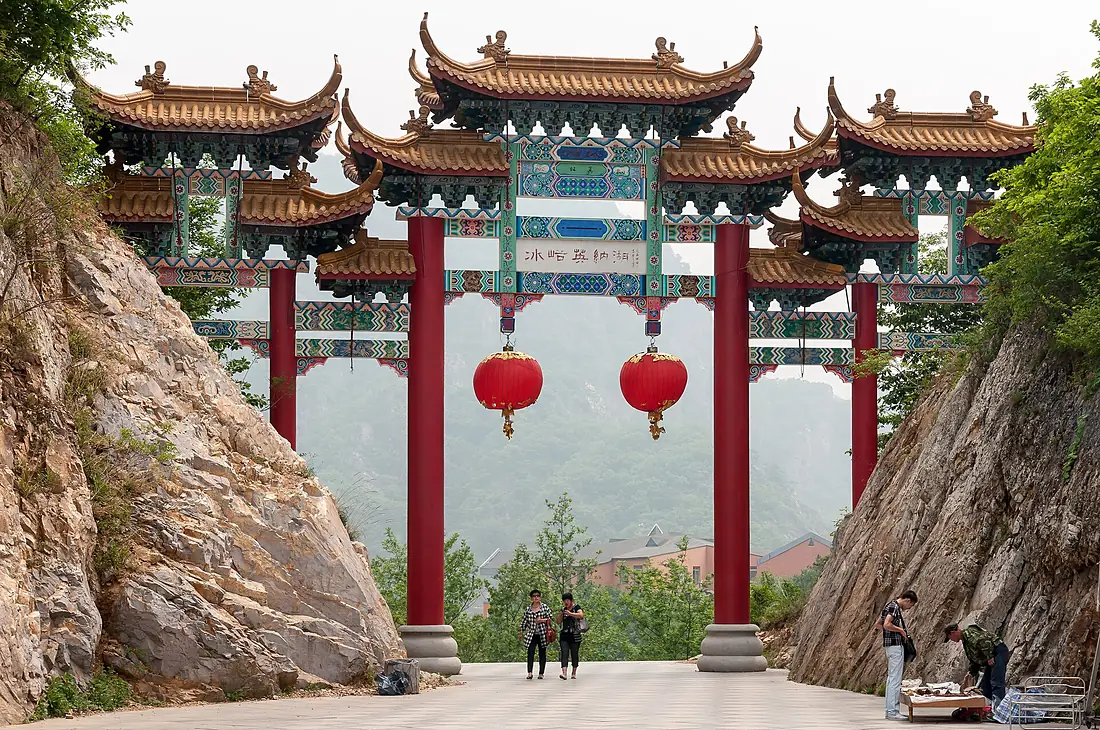 Bingyu-Valley Liaoning China Gate-at-the-barrier-lake-01