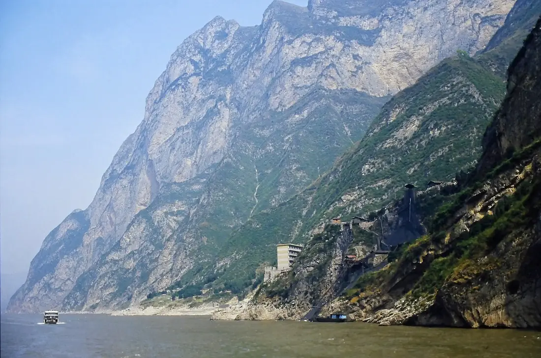 Cliffs and a boat on the Yangtze river