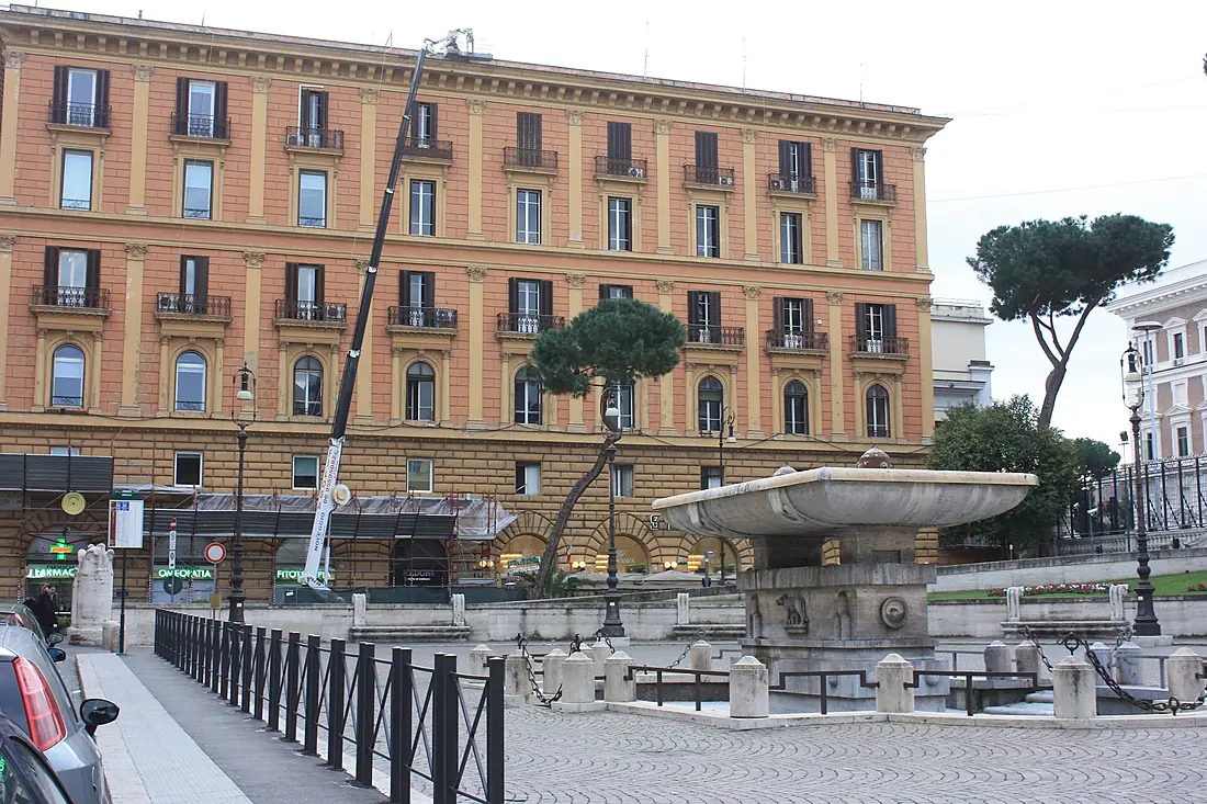 Rom, Palazzo und Brunnen auf dem Platz Piazza del Viminale