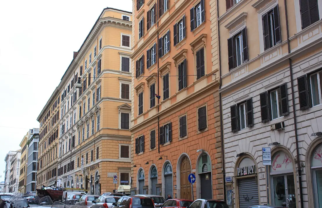 Rom, Häuserzeile in der Straße Via del Viminale