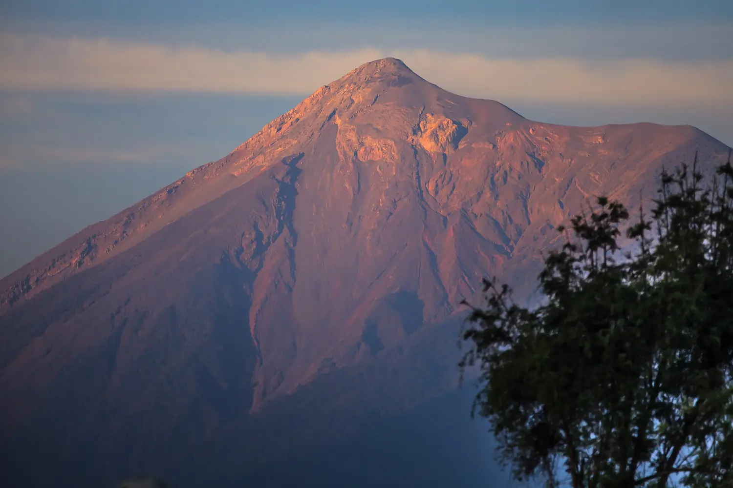 In Antigua Guatemala-Volcan de Fuego (6849909334)