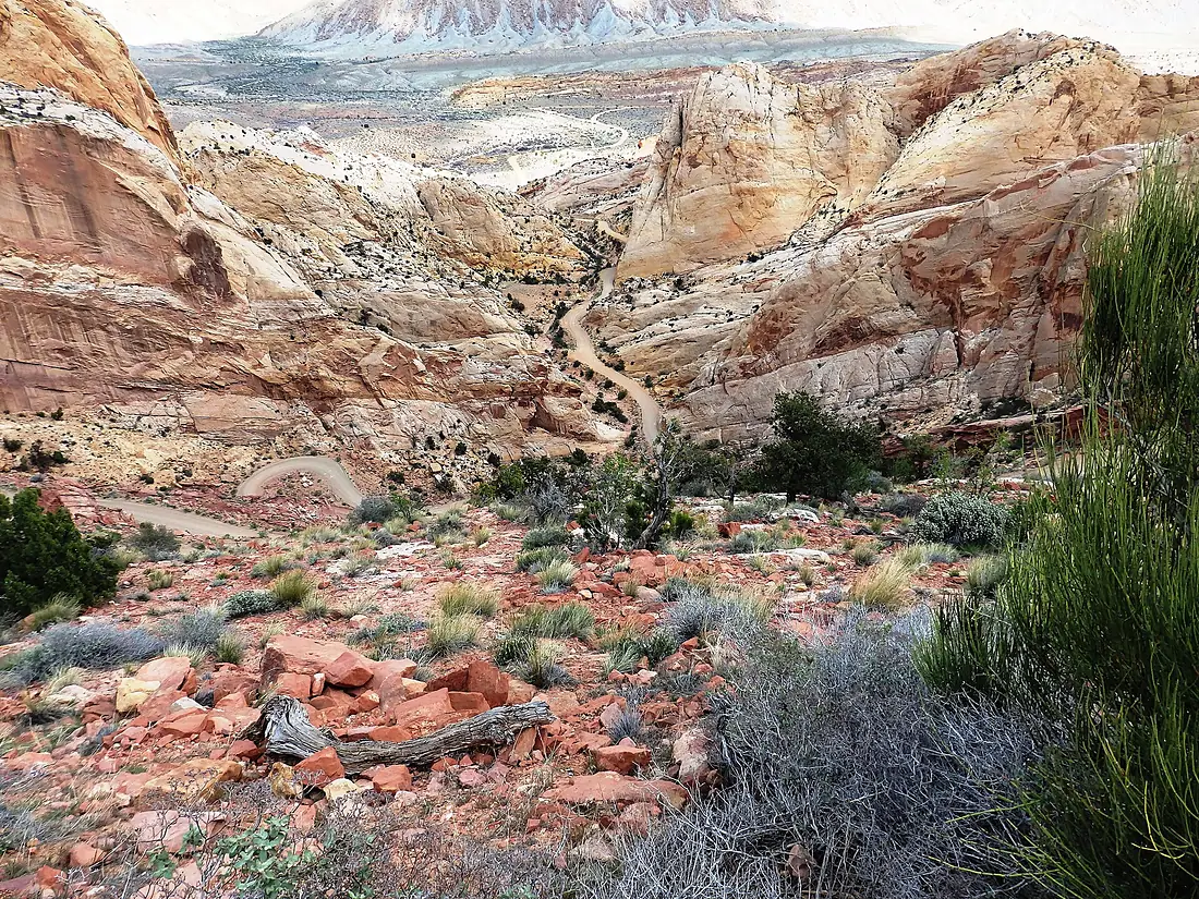BURR TRAIL SCENIC BACKWAY, UTAH AT WATERPOCKET FOLD