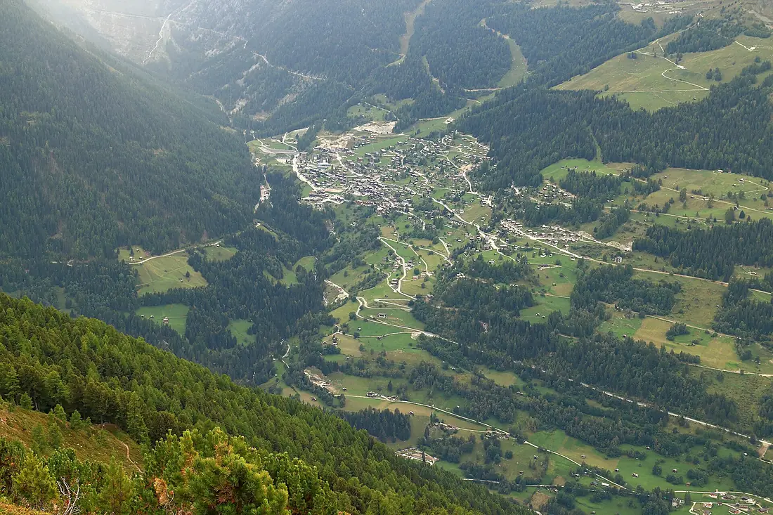 Hôtel Weisshorn, (2337m). Zicht op Grimentz (1570 m) in het Walliser Val d'Anniviers 02