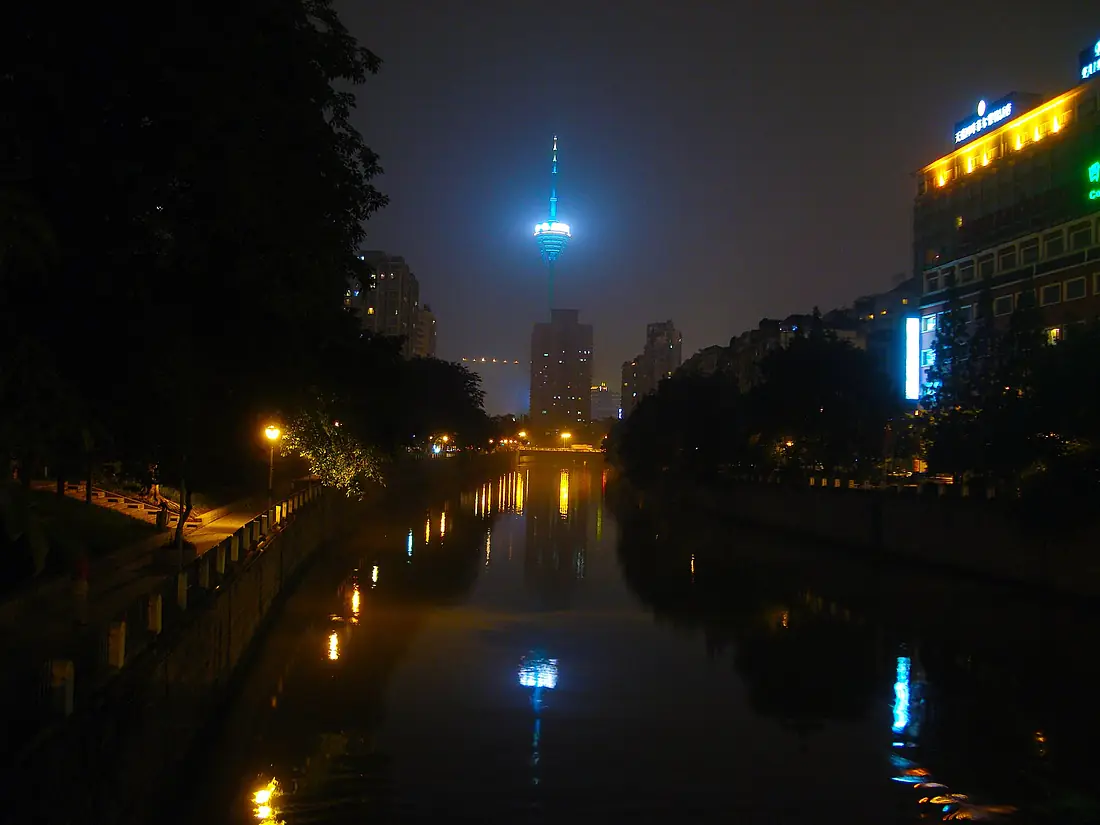Sichuan TV Tower at night in Chengdu - panoramio